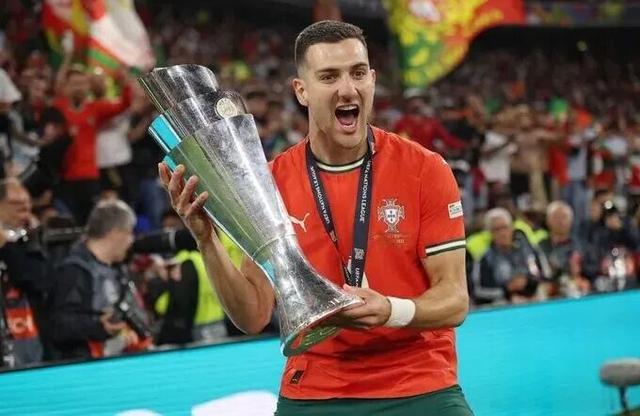 yy易游关于今夜突围战来临；斯图加特围绕NBA总决赛调整名单；球迷炸锅；轮换策略成焦点的信息